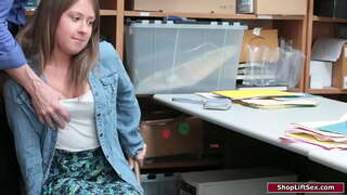 Ragazza bruna viene catturato taccheggio e l&#039;ufficiale punisce la sua.Egli suo brancola tette piccole e domina la sua per dargli un bj.Poi la scopa figa