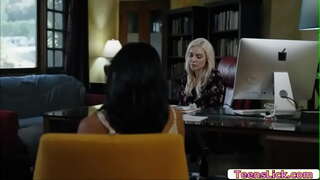 Avi Cariad dim ond gwylio Kenzie Taylor yn mwynhau llyfu ei pussy