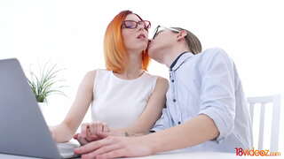 18videoz - गुदा–सेक्स के नए क्षितिज खोलता है के लिए इस उत्सुक नन्हा