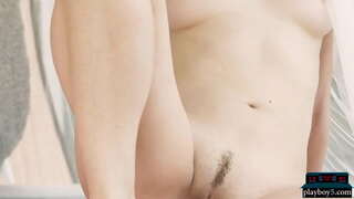 ���ატარა ახალგაზრდა ქერა მოდელი გვიჩვენებს off მისი საოცარი მჭიდროდ სხეულის ცხელი ტრაკი