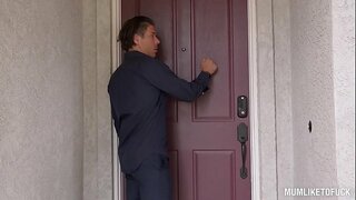 Милфа Ева Нотти засовывает огромный член в свою тугую киску, пока ее огромные груди качаются