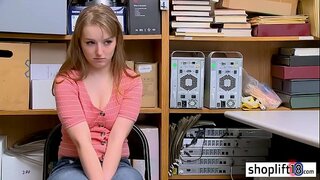 Poeth ferch ifanc lleidr fucked gan cop llwgr