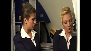 Horny rencang hiber sluts ngabandungan guy sacara pakakas dina bar