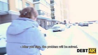 DEBT4K. Calibri Angel bartender yn medru ennill arian ond gall hi ddefnyddio ei swyn rhywiol